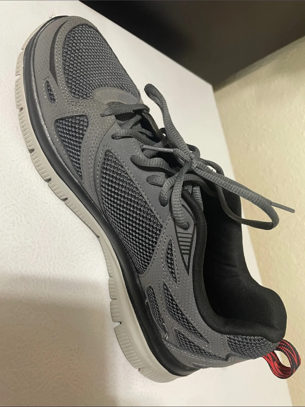Skechers Men's  Black And Gray Memory Foam Shoes. Very Good Condition. Size 8.5.